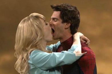 gallery-1452526965-emma-stone-andrew-garfield-kiss-snl.jpeg